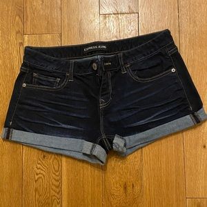 NWOT! Express mid rise Jean shorts